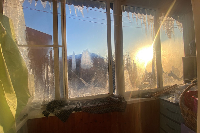 «Мы с этой текущей крышей боремся пятый год»: пенсионерка с инвалидностью ведрами выносит воду с балкона – дом заливает даже в минус 15