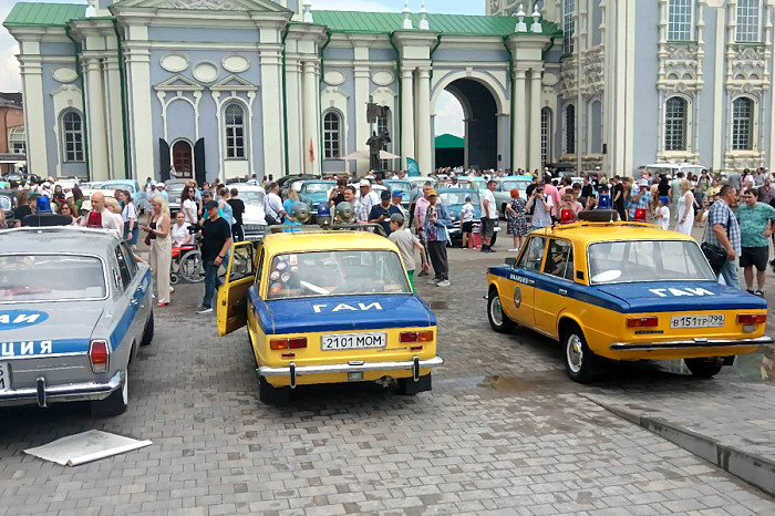 Губернатор Миляев посетил ретро-выставку автомобилей в Туле в День России
