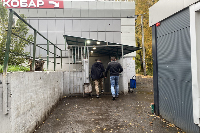 «С приходом холодов они начнут кучковаться в подъездах»: жители улицы Металлургов в Туле снова пожаловались на пьяниц из местного алкобара