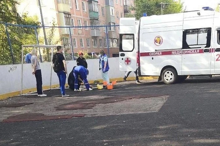 Чиновника, осужденного за смерть подростка после падения ворот, освободили по УДО: родители не согласны