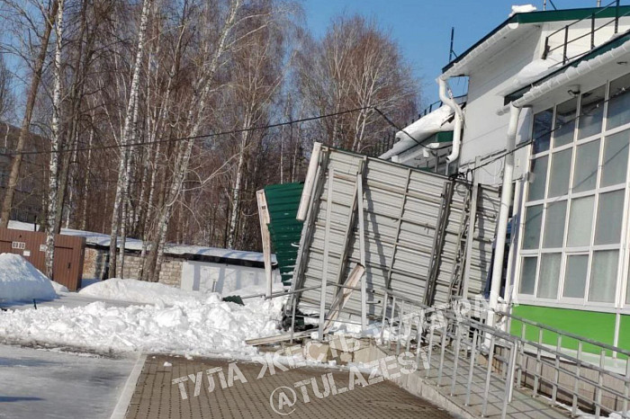 В Суворове обрушилась входная группа дворца спорта