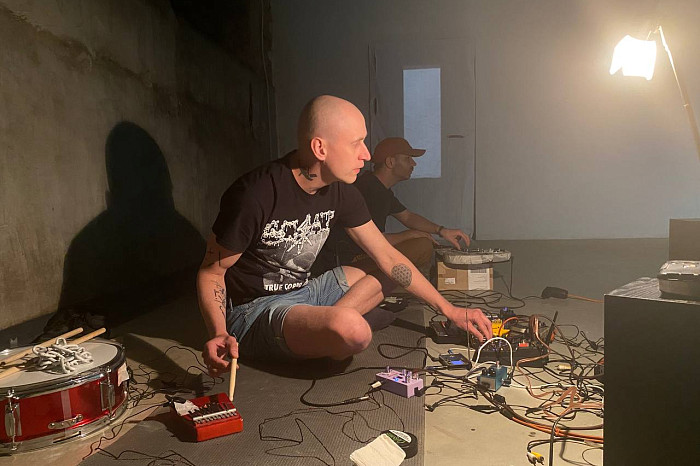 Существует ли «современное» искусство на самом деле: как тульские перформеры общались через звук, пространство и танец в прямом эфире