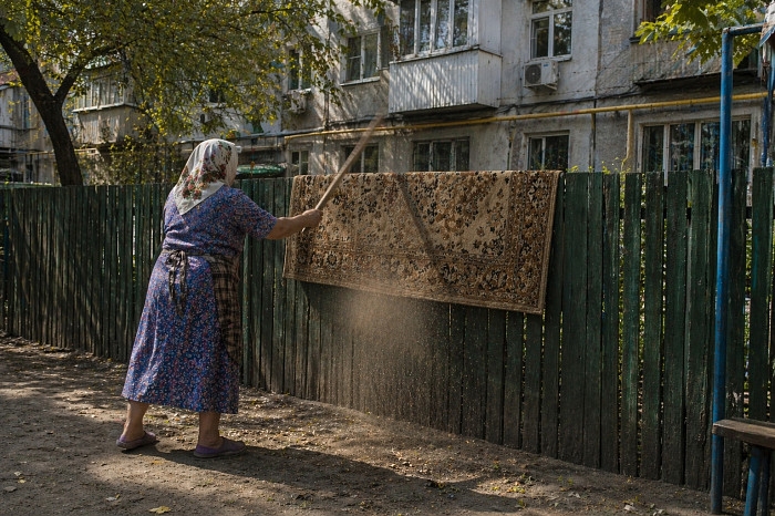 Выбивание ковра и клумба из шин: семь дворовых привычек, за которые сегодня можно получить штраф