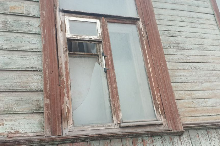 «Я думал, здесь никто не живёт»: дыры в потолке, господствующие крысы, отсутствие отопления и ядовитый воздух – дикие условия жизни в доме в центре Тулы