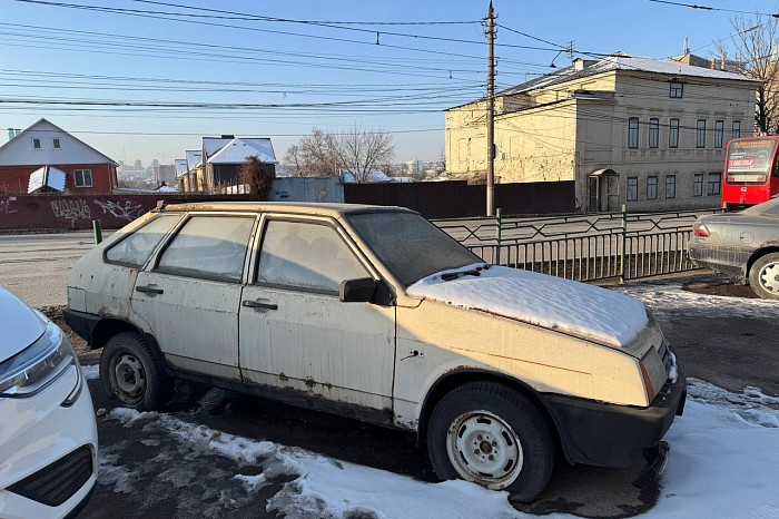 «Площадка» для автохлама: туляки жалуются на брошенные машины возле РИО – кто их должен убирать?