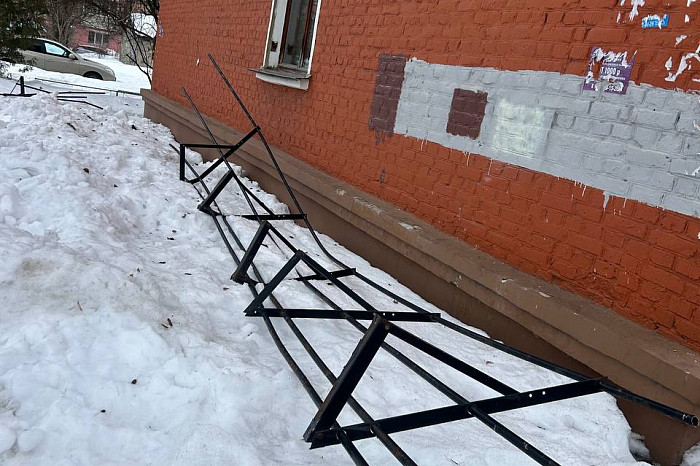 На улице Мира в Туле у жилого дома оторвало ограждение на крыше