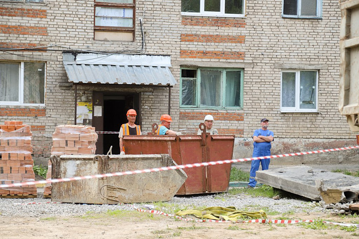 Илья Беспалов проконтролировал ход ремонтных работ в поврежденных домах в Пролетарском округе Илья Беспалов проконтролировал ход ремонтных работ в поврежденных домах в Пролетарском округе