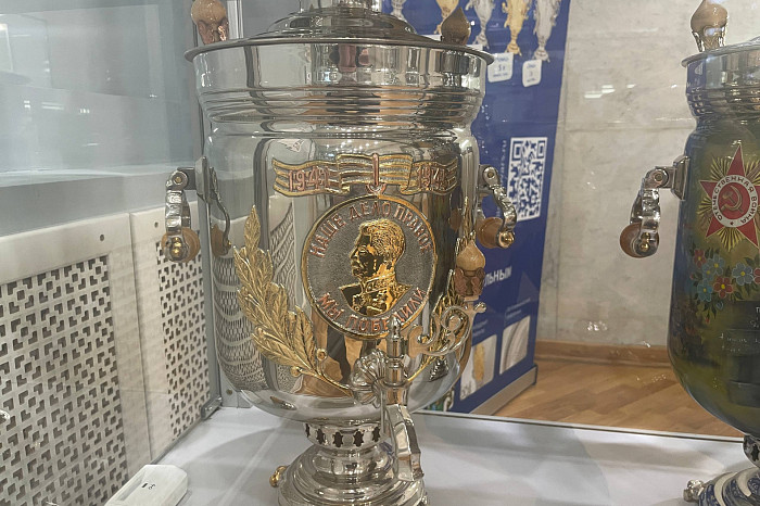 В Туле открылась выставка редчайших самоваров: есть «Миру - мир» и даже экземпляр из Букингемского дворца, который не смогли позволить себе американцы В Туле открылась выставка редчайших самоваров: есть «Миру - мир» и даже экземпляр из Букингемского дворца, который не смогли позволить себе американцы