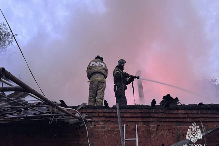 В Кимовском районе сгорели жилой дом и две хозпостройки