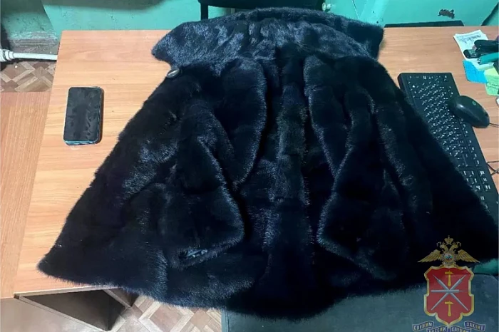 В подъезде дома в Кимовске 45-летний мужчина отобрал у женщины телефон и шубу