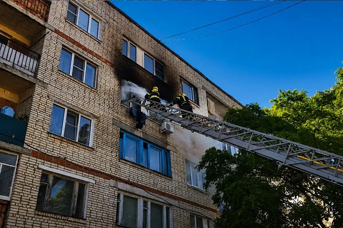 Спасатели вынесли на руках ребёнка и двух кошек при пожаре в Ефремове Спасатели вынесли на руках ребёнка и двух кошек при пожаре в Ефремове