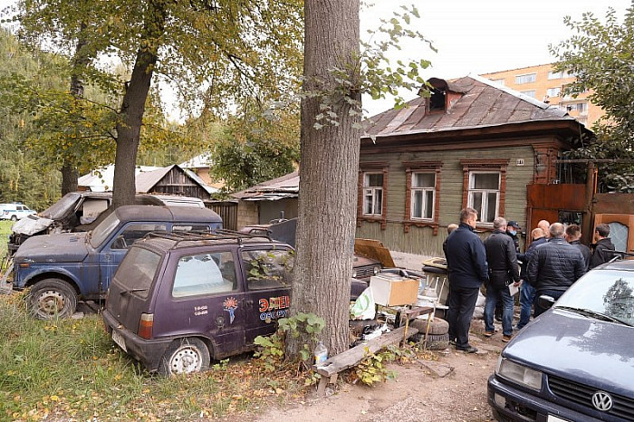«Приходит администрация, он мне на ухо: «Ты, скотина, я тебя убью»: житель Тулы устроил в частном секторе кладбище техники и хлама