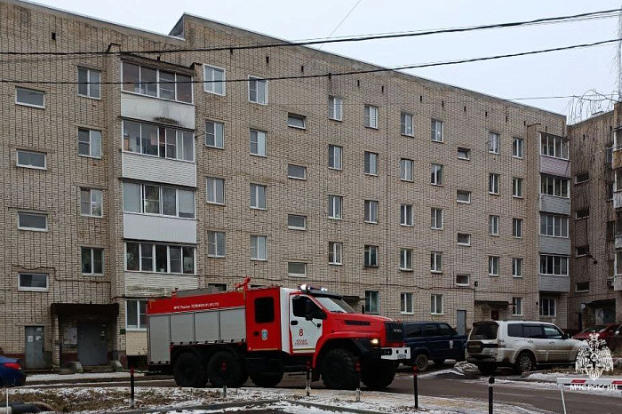 Щекинские спасатели эвакуировали из пожара 15 взрослых и двоих детей