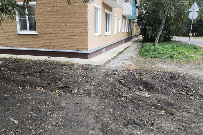 Двор в самом центре Богородицка утонул в грязи: коммунальщики «расковыряли» территорию, но в порядок ее никто не привел
