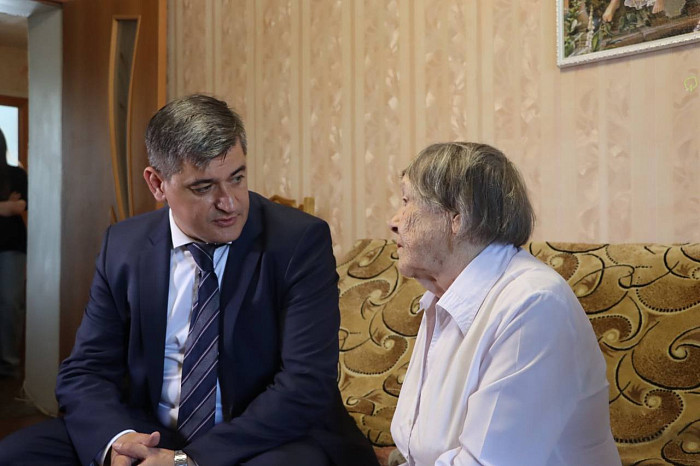 В Туле поздравили с 90-летием выдающуюся советскую велогонщицу Любовь Разуваеву