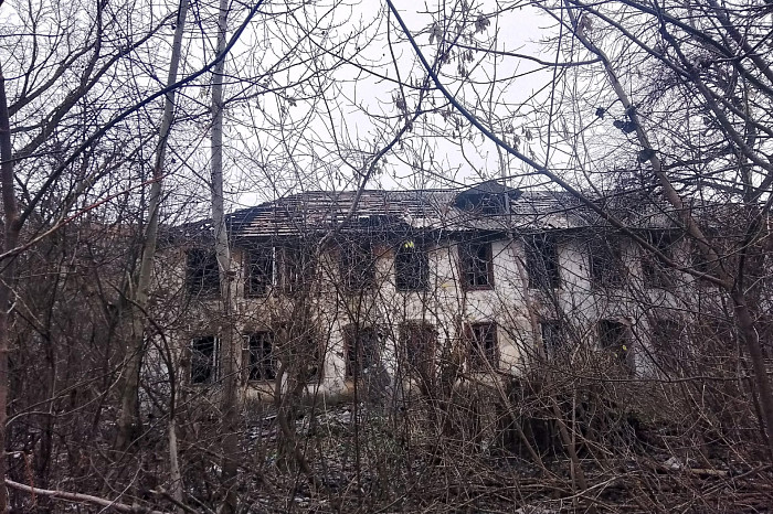 В Донском нет денег на снос расселенного аварийного дома: он превратился в свалку и уже несколько раз горел