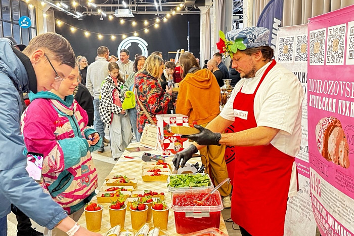 Тулякам напомнили вкус детства и накормили губернаторскими гренками