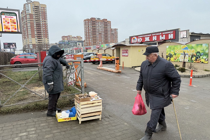«Чесночина, малиновое варенье за 1 000 рублей и капустка, чтобы опохмелиться»: что и почём продают на тульских развалах перед Новым годом «Чесночина, малиновое варенье за 1 000 рублей и капустка, чтобы опохмелиться»: что и почём продают на тульских развалах перед Новым годом