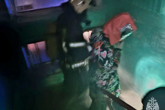 Огнеборцы спасли 12 человек на ночном пожаре в жилой многоэтажке в Туле