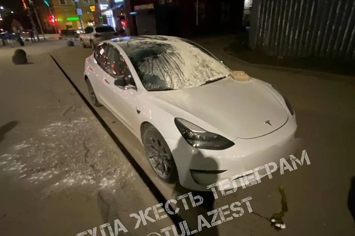 В Туле иномарку закидали мукой и яйцами