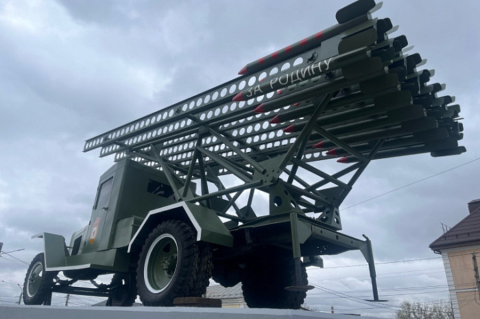 В Туле вернули на постамент отреставрированную «Катюшу»