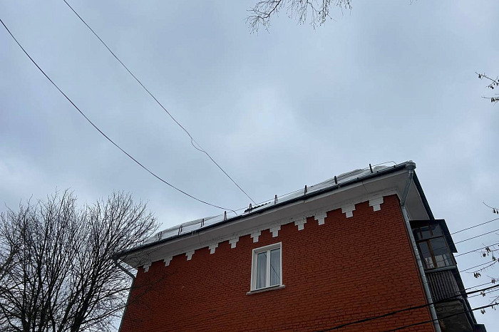 На улице Мира в Туле у жилого дома оторвало ограждение на крыше