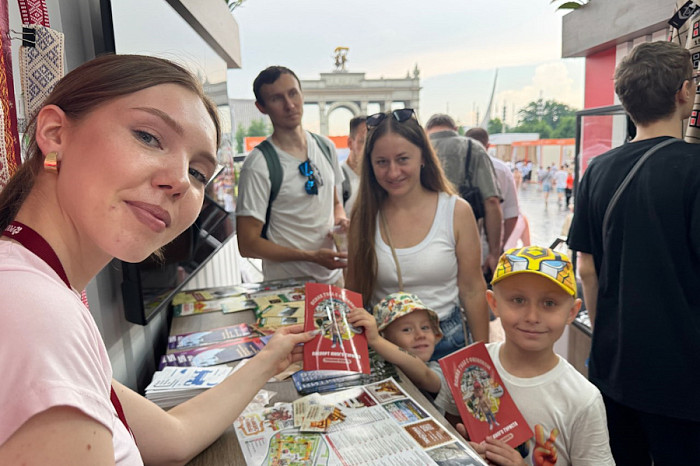 В День России на ВДНХ выстроились очереди за паспортами туриста Тульской области В День России на ВДНХ выстроились очереди за паспортами туриста Тульской области