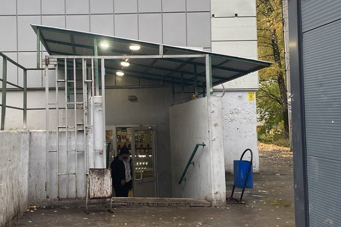«С приходом холодов они начнут кучковаться в подъездах»: жители улицы Металлургов в Туле снова пожаловались на пьяниц из местного алкобара