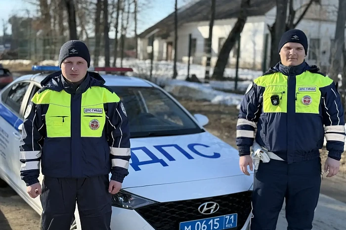Инспекторы ДПС спасли пожилую женщину из горящего дома в Щёкине