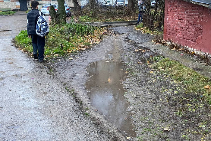 Либо в лужу, либо в грязь: жителям Мясново в Туле не нравится состояние пешеходной дорожки Либо в лужу, либо в грязь: жителям Мясново в Туле не нравится состояние пешеходной дорожки