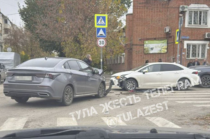 Машина вылетела на тротуар после ДТП на улице Комсомольской в Туле Машина вылетела на тротуар после ДТП на улице Комсомольской в Туле
