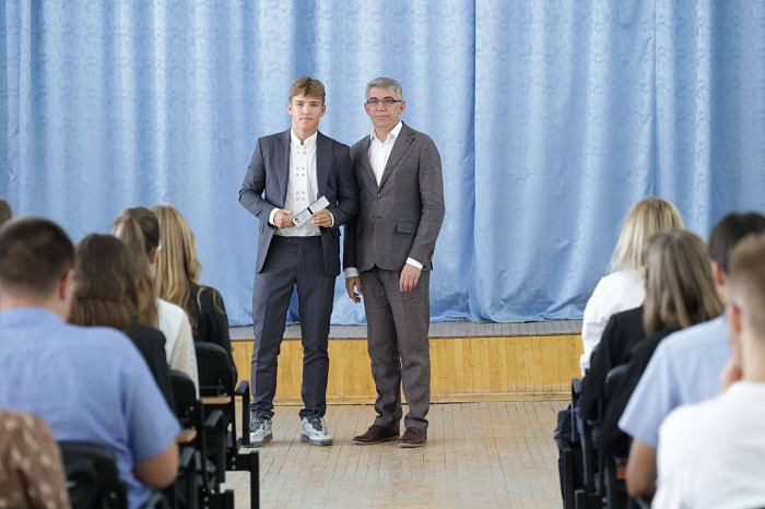 «Дима был всегда аккуратным и дисциплинированным мальчиком»: что говорят о губернаторе его учителя?