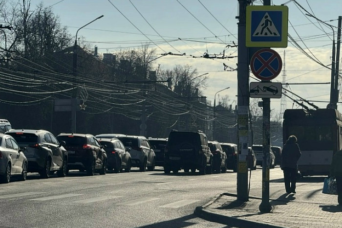 На проспекте Ленина в Туле в сторону Зеленстроя образовалась огромная пробка На проспекте Ленина в Туле в сторону Зеленстроя образовалась огромная пробка