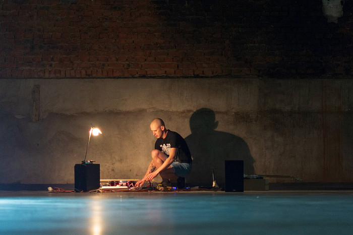 Существует ли «современное» искусство на самом деле: как тульские перформеры общались через звук, пространство и танец в прямом эфире