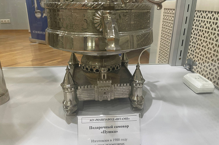 В Туле открылась выставка редчайших самоваров: есть «Миру - мир» и даже экземпляр из Букингемского дворца, который не смогли позволить себе американцы В Туле открылась выставка редчайших самоваров: есть «Миру - мир» и даже экземпляр из Букингемского дворца, который не смогли позволить себе американцы