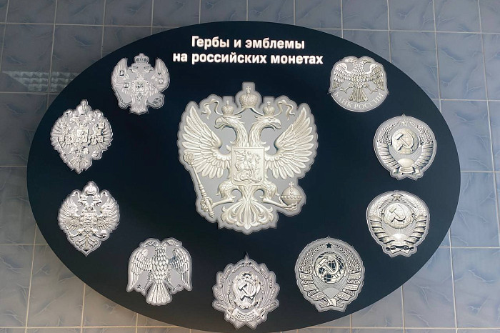 Мешок денег, слитки золота и женщины-«мальчики»: в Туле работает музей, куда пускают только по записи и дают почувствовать себя миллионером