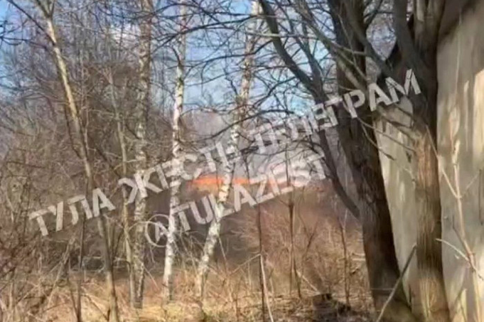 В Пролетарском парке Тулы горит сухая трава, а в селе Большая Тросна в дыму оказалось кладбище В Пролетарском парке Тулы горит сухая трава, а в селе Большая Тросна в дыму оказалось кладбище