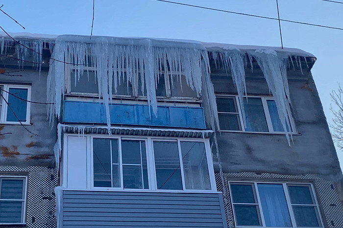 «Мы с этой текущей крышей боремся пятый год»: пенсионерка с инвалидностью ведрами выносит воду с балкона – дом заливает даже в минус 15