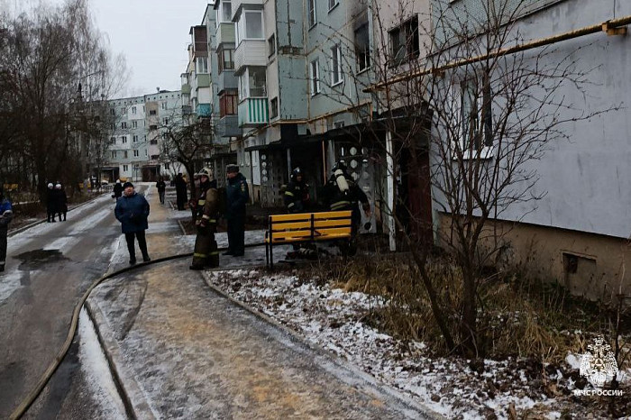 Щекинские спасатели эвакуировали из пожара 15 взрослых и двоих детей