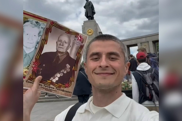 Туляк прошел в «Бессмертном полку» в Берлине в память о дедах-фронтовиках Туляк прошел в «Бессмертном полку» в Берлине в память о дедах-фронтовиках