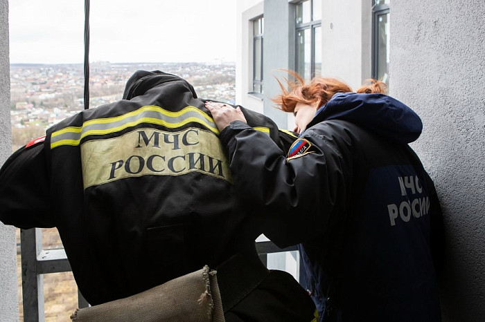 «Когда она вернулась, отец и двое детей уже были мертвы, женщина в момент потеряла всё»: поговорили с психологом МЧС – о работе, чужом горе и помощи молчанием