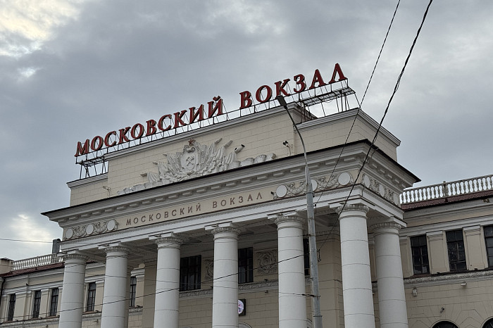 Голос, ведущий тысячи людей: как работает диктор железнодорожного вокзала
