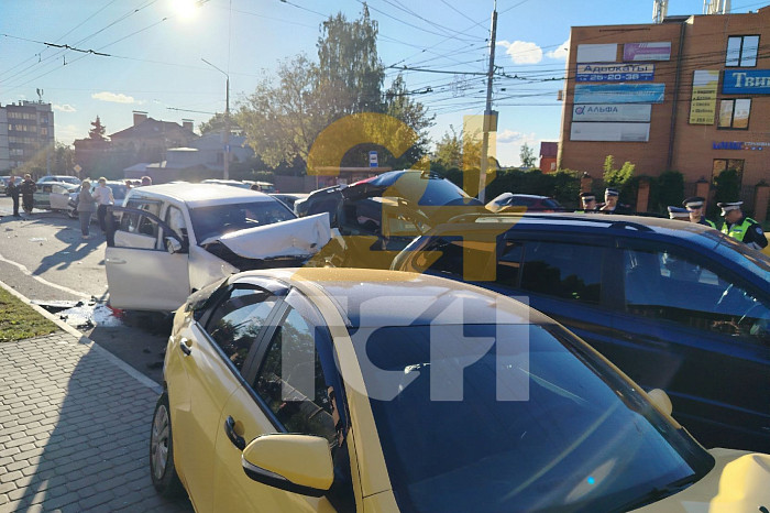 Опубликованы фото с места массового ДТП на улице Дмитрия Ульянова в Туле