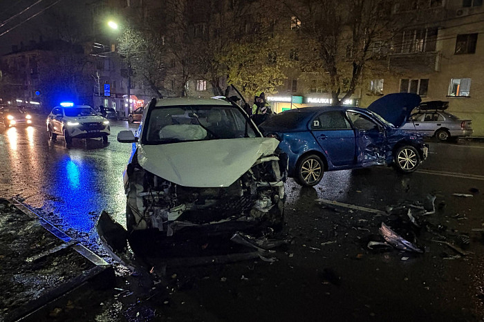 Появились фото с места серьёзного ДТП на Дмитрия Ульянова в Туле Появились фото с места серьёзного ДТП на Дмитрия Ульянова в Туле