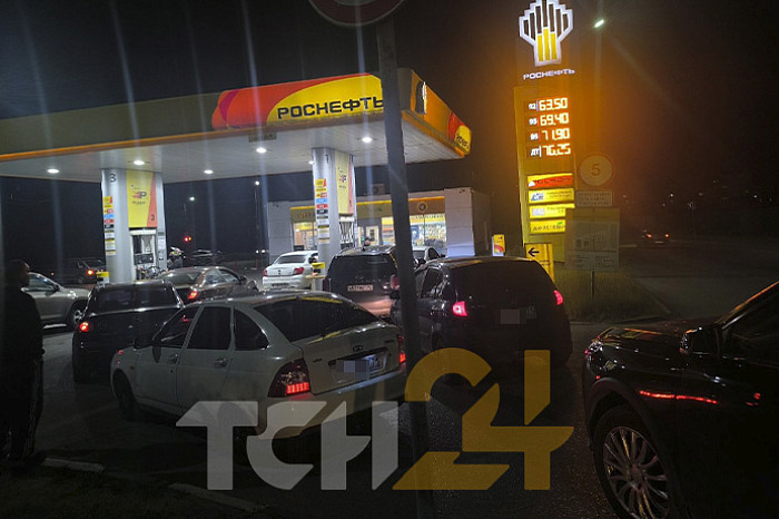 Ночью жители Тулы стояли в очереди за бензином Ночью жители Тулы стояли в очереди за бензином