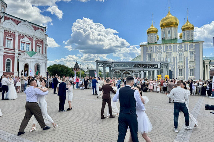 Как в кино: 16 пар одновременно исполнили свадебный вальс в Туле