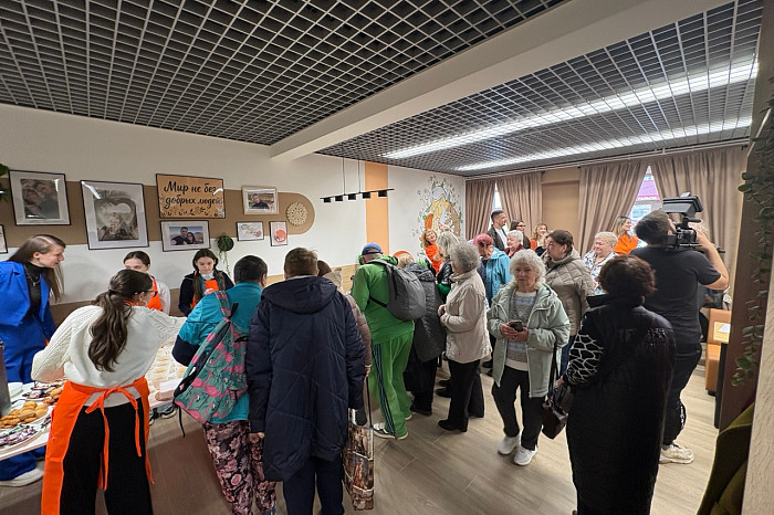 В Туле пенсионеры массово пришли на открытие кафе с бесплатными обедами