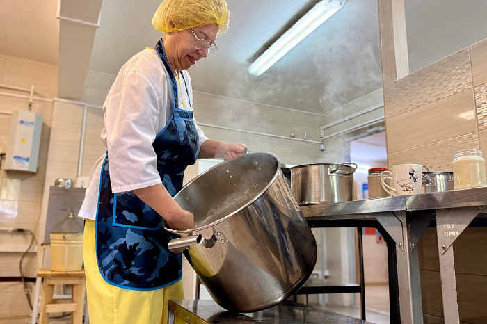Хлебушек с молочком в котлетки: почему еда в детском саду всегда вкуснее, чем дома – поговорили с поваром