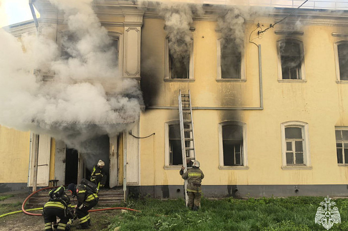 В Туле снова загорелся заброшенный двухэтажный особняк на улице Демидовской В Туле снова загорелся заброшенный двухэтажный особняк на улице Демидовской
