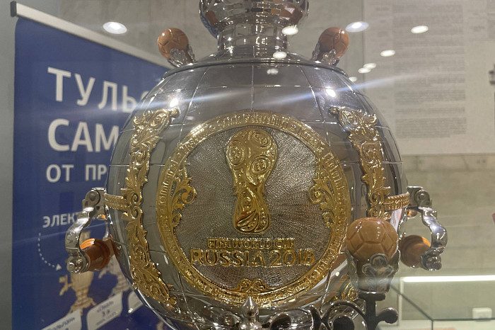 В Туле открылась выставка редчайших самоваров: есть «Миру - мир» и даже экземпляр из Букингемского дворца, который не смогли позволить себе американцы В Туле открылась выставка редчайших самоваров: есть «Миру - мир» и даже экземпляр из Букингемского дворца, который не смогли позволить себе американцы